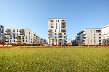 Şehrin yeşil yerleşim bölgesindeki modern apartmanlar.