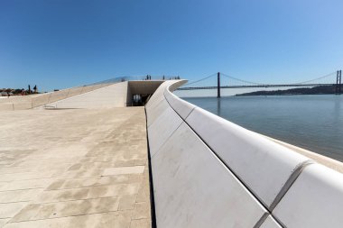 Lizbon Belem, Portekiz - Ağustos 05: Maat 'ın Çatısı - Portekiz' in Belem ilçesi Lizbon 'da bulunan Tagus nehrinin kıyısına bakan Sanat, Mimarlık ve Teknoloji Müzesi