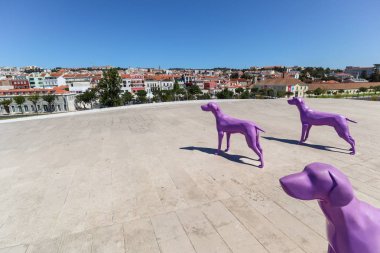 Lizbon Belem, Portekiz - 5 Ağustos 2019 'da Portekiz' in Belem ilçesinde şehir ve nehir manzaralı Maat - Sanat, Mimarlık ve Teknoloji Müzesi
