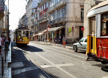 Lizbon Bairro Alto, Portekiz - 4 Ağustos 2019 'da Lizbon' un Bairro Alto ilçesinde geleneksel tramvay, dükkan ve şehir hayatı ile eski Lizbon kasabasında yoğun yaşam tarzı