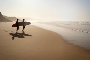 Yazın Praia do Lagido ve Baleal adası, Peniche Portugal Sörf Sahili