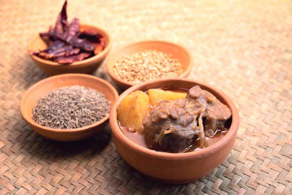 Biftek mussaman sosu mat baharat kase arka plan ile yerleştirilen seramik kase