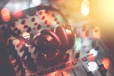 stereo kulaklık ve konser gece kulübünde ses karıştırıcı.