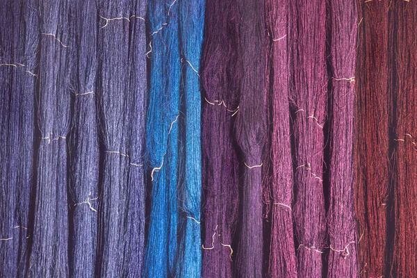 彩色真丝丝从天然染料到织造 — 图库照片