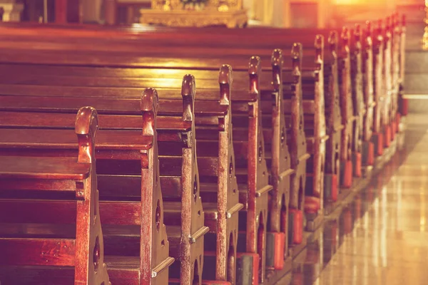 Filas Antiguos Bancos Madera Vacíos Iglesia Histórica Tailandia —  Fotos de Stock