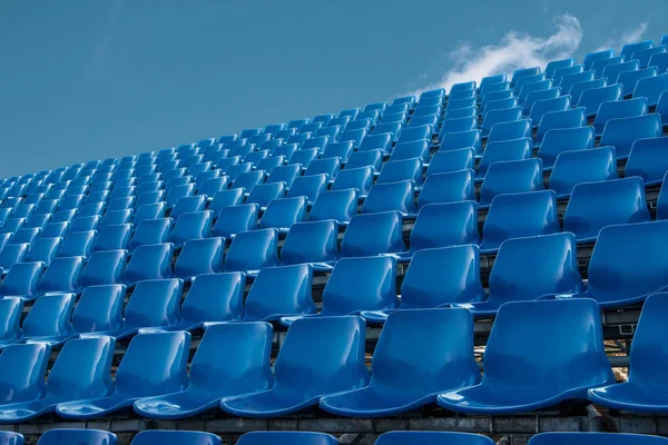 Asiento Azul Vacío Estadio Fútbol Con Cielo Azul —  Fotos de Stock