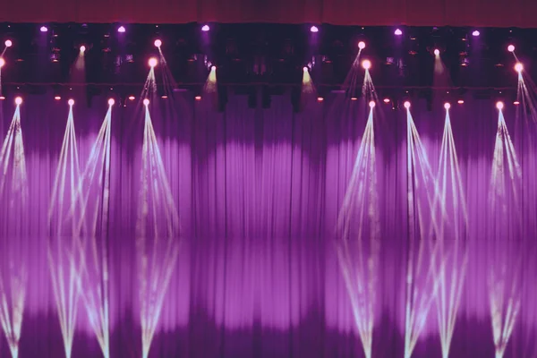 Luces Borrosas Escenario Con Cortinas Púrpuras Antes Del Espectáculo — Foto de Stock