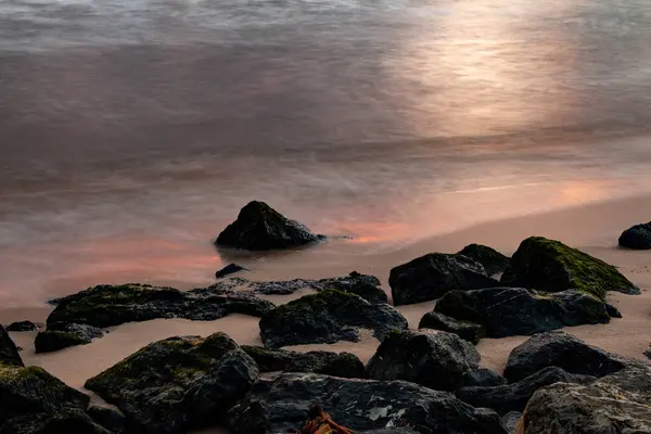 Rock Donkere Strand Met Damatic Cloud Ochtend Met Sunrise — Stockfoto