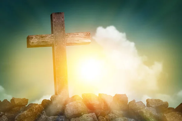 Forme de croix en bois sur une colline rocheuse au coucher du soleil avec ciel bleu et nuages arrière-plan, concept de symbole religieux — Photo