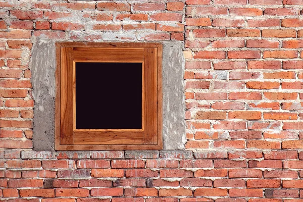 Muro de ladrillo rojo inacabado con ventana, casa en construcción fondo — Foto de Stock