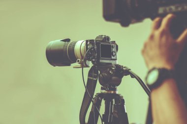 stüdyo üretiminde çekim için tripod standı ile profesyonel video kamera