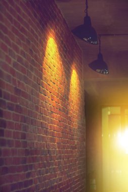 vintage bina tuğla duvar yan görünüm geçit ve lamba ışık nokta 