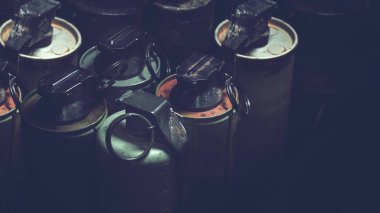 koyu arka plan ile kutusunda eski el bombaları. Vietnam savaşında eski askeri teçhizat