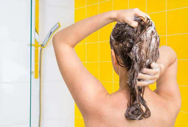 Belle Femme Lave Les Cheveux Avec Shampooing Dans Douche — Photo