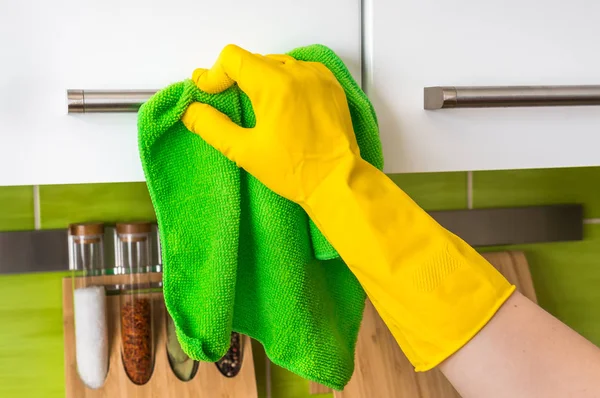 Hand Hand Mit Grünem Lappen Reinigt Edelstahlgriffe Hausarbeit Und Hauswirtschaftskonzept — Stockfoto