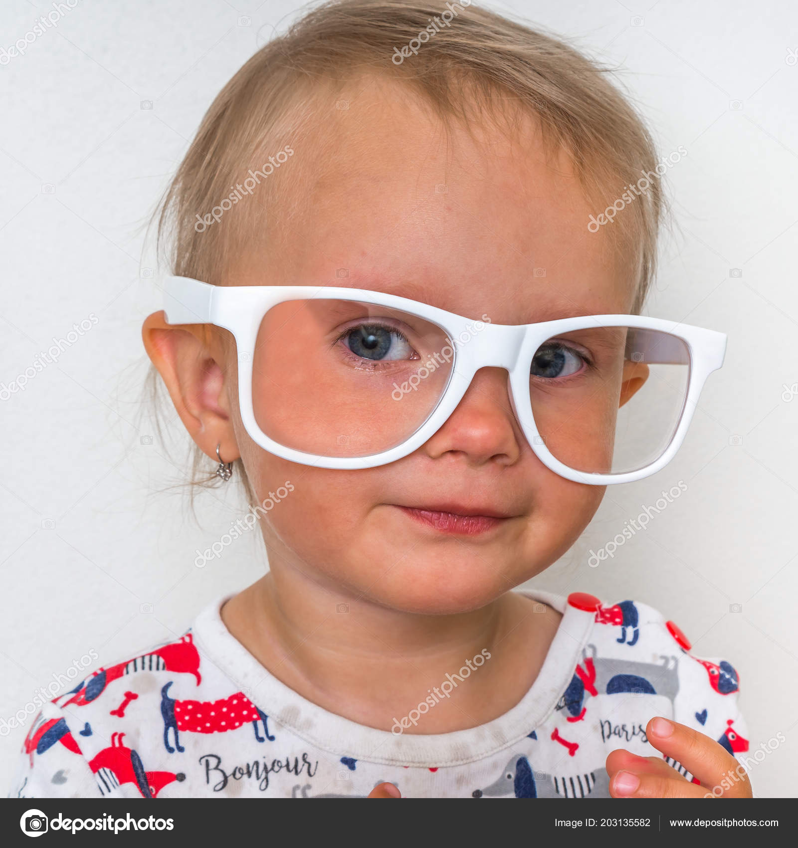 Petit Bebe Avec Lunettes Isole Sur Fond Blanc Photographie Andriano Cz C Petit Bebe Avec Lunettes Isole Sur Fond Blanc Photographie Andriano Cz C
