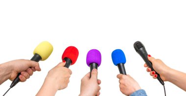 Eller gazetecilere beyaz arka plan üzerinde - izole birçok mikrofonlar gazetecilik ve yayıncılık kavramı ile