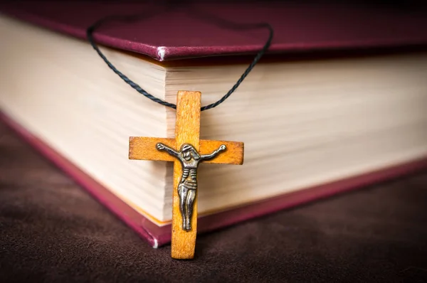 Colar Cruz Madeira Cristã Bíblia Sagrada Conceito Religioso — Fotografia de Stock