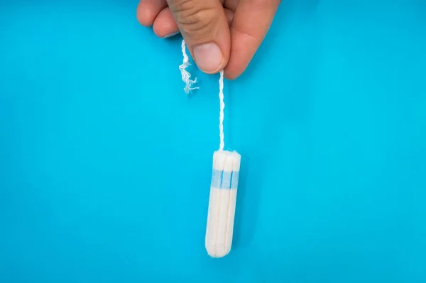 Menstruáció Tampon Tartja Kezében Kék Háttér Menstruációs Higiénia Fogalma — Stock Fotó