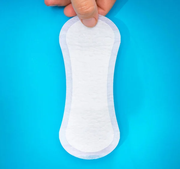 Egészségügyi Törlőkendő Tartja Kezében Kék Háttér Menstruációs Higiénia Fogalma — Stock Fotó