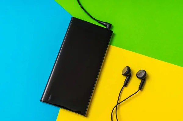 Mobiltelefon Med Hörlurar Isolerad Färgstarka Bakgrund Närbild — Stockfoto