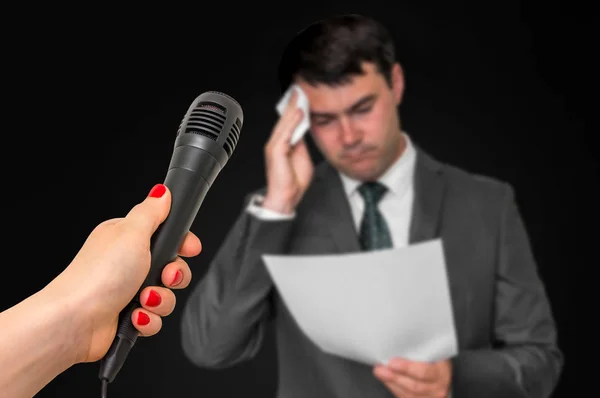 Homem Nervoso Está Suando Ele Tem Medo Discurso Público — Fotografia de Stock