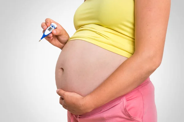 Schwangere Mit Temperatur Hält Thermometer Erkältung Und Grippe Während Der — Stockfoto
