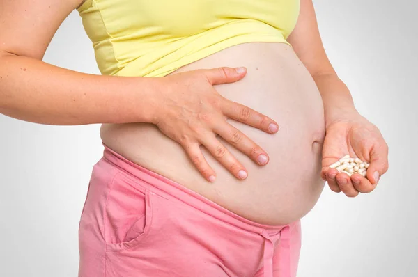 怀孕妇女用手服药药物在怀孕期间 — 图库照片
