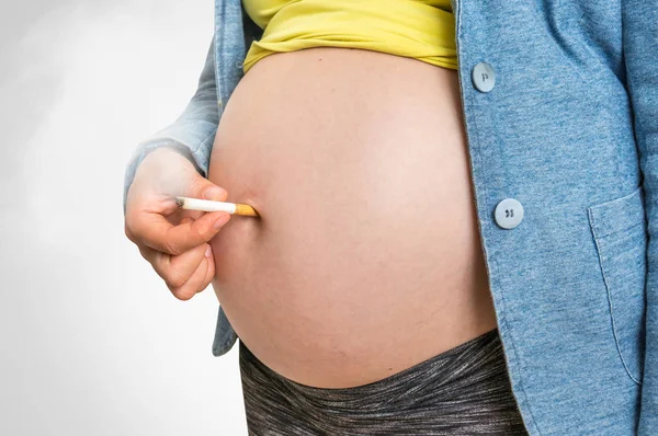 Беременная Недобросовестная Женщина Концепцией Курения — стоковое фото