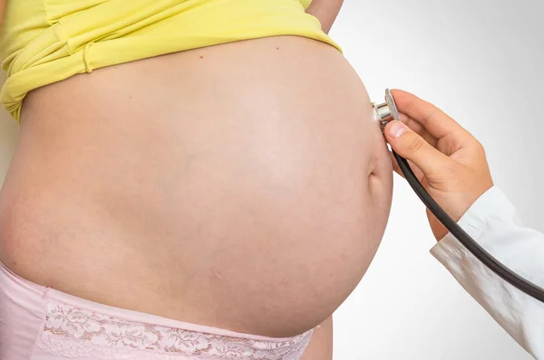Kinderarzt Mit Stethoskop Hört Herzschlag Baby Einer Schwangeren Schwangerschaftskonzept — Stockfoto