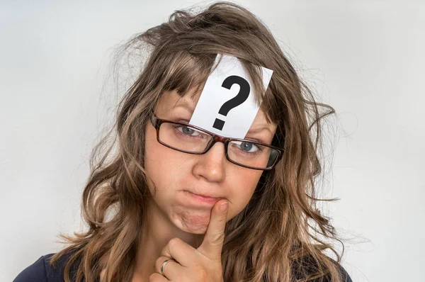 Frau Sucht Lösung Für Das Problem Mit Fragezeichen Auf Papier — Stockfoto