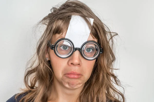 Retrato Una Mujer Divertida Con Papel Blanco Pegajoso Blanco Sobre — Foto de Stock