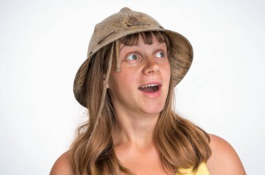 Korkmuş explorer kadın beyaz arka plan üzerinde izole kask ile