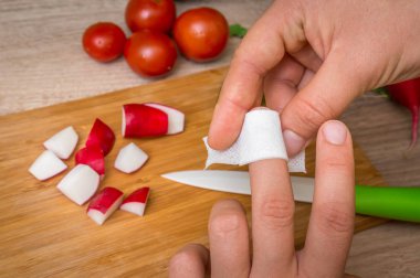 Kadın grubu yardım sıva parmağına - yaralanma mutfakta uyguluyor