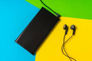 Hareket eden telefon ile renkli arka plan üzerinde - yakından görmek izole kulaklık