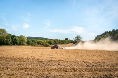 Kırmızı traktör pulluklar bir alan - tarım ve Ziraat kavramı