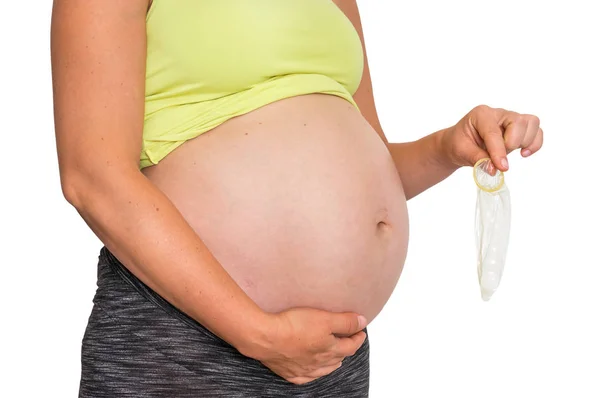 Gravid Kvinna Med Mage Håller Holey Kondom Oplanerad Graviditet Koncept — Stockfoto