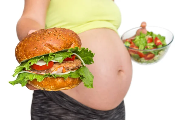 Schwangere Mit Burger Und Gemüsesalat Der Hand Isoliert Auf Weißem — Stockfoto