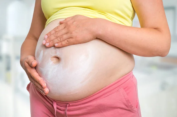 Terhes Alkalmazza Hidratáló Krém Hasára Bőr Ellátás Terhesség Koncepció — Stock Fotó