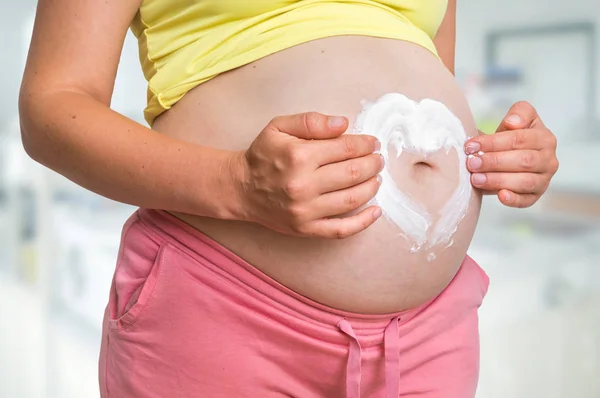 Mulher Grávida Está Aplicando Creme Hidratante Sua Barriga Cuidados Com — Fotografia de Stock