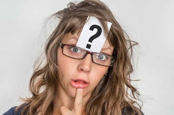 Mujer Está Buscando Una Solución Problema Con Signo Interrogación Papel — Foto de Stock