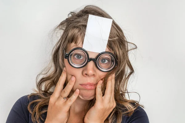 Retrato Una Mujer Divertida Con Papel Blanco Pegajoso Blanco Sobre — Foto de Stock