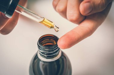 Kollajen serum yüz için parmak - yüz cilt bakım kavramı - retro tarzı üzerinde bırakarak