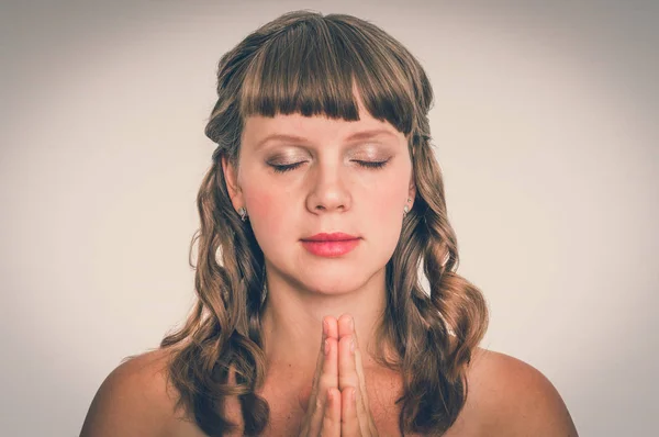 Mujer Joven Rezando Dios Concepto Espiritualidad Estilo Retro — Foto de Stock