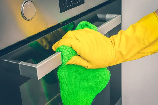 Guante Mano Con Trapo Verde Está Limpiando Horno Cocina Tareas — Foto de Stock