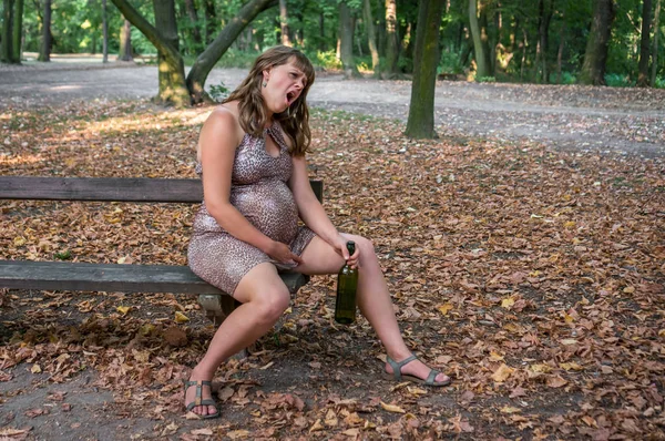 孕妇饮用酒在公园 酒精上瘾概念 — 图库照片