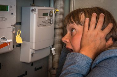 Korkmuş kadın elektrik sayacı - tüketimi ve pahalı elektrik kavramı denetliyor