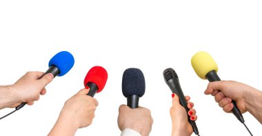 Eller gazetecilere beyaz arka plan üzerinde - izole birçok mikrofonlar gazetecilik ve yayıncılık kavramı ile