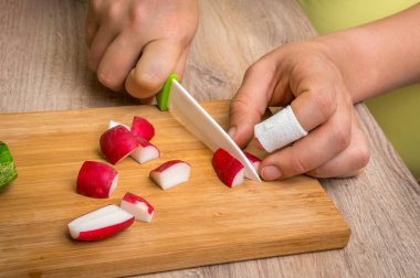 Kadın grubu ile sıva parmağına - yaralanma mutfakta yardım