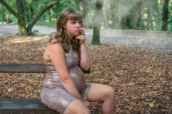 Schwangere Raucht Zigarette Park Rauchersuchtkonzept — Stockfoto
